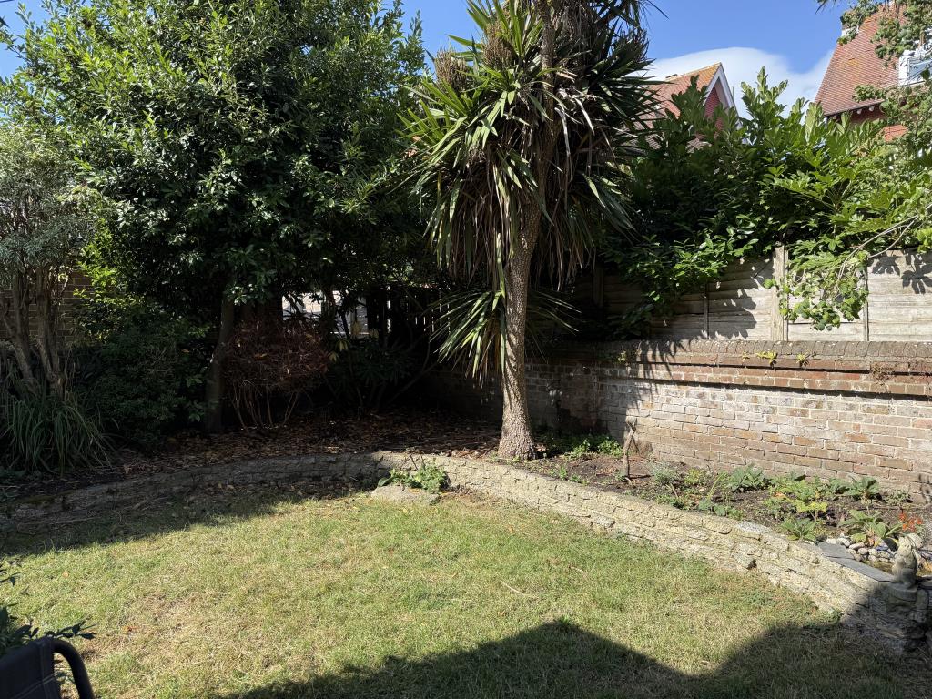 Lot: 1 - SUBSTANTIAL FREEHOLD INVESTMENT COMPRISING ELEVEN FLATS - Self contained garden of the Garden Flat